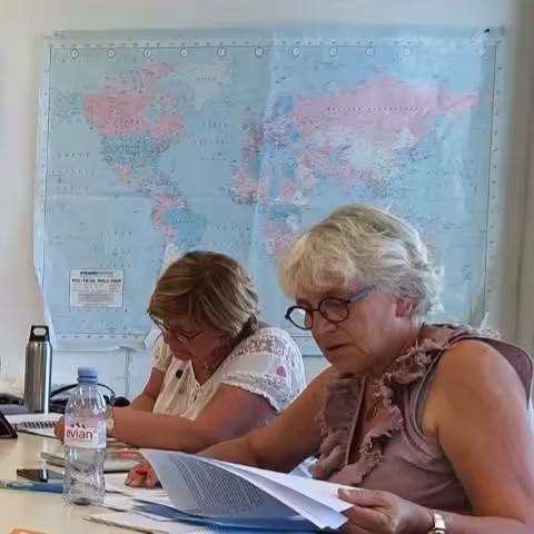 Deux participantes vont au bout de leur projet d’écriture dans une des materclass d’écriture créative Alchimie du Verbe.
